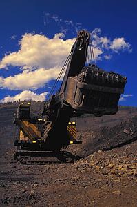 Drag line in open pit mine