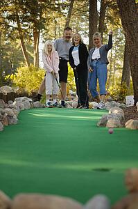 Family goes mini golfing