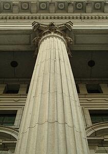 Pillar holding structure