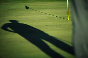 Golfer scopes putt