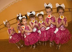 Children licking lollipops