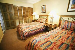 A bedroom with twin beds