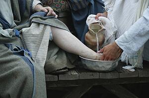 Jesus washes disciple's feet