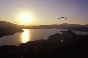 Scenic view of para glider over lake