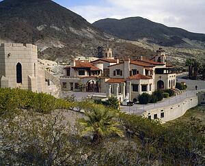 Property on the edge of a mountain