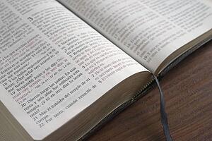 Spanish Bible open to John 3: 16
