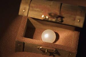 Pearl in a wooden box