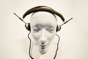 Mannequin head with headphones