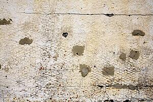 Reinforcing mesh and plaster on a building
