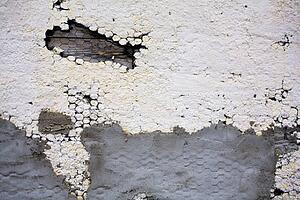 Reinforcing mesh and plaster on a building