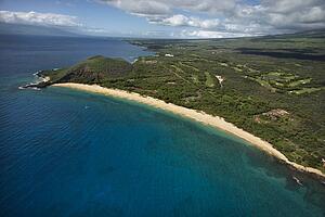 Coastline with sandy beach and Pacific ocean in Maui, Hawaii.