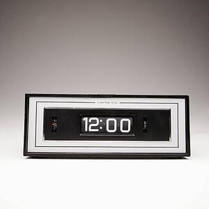 Retro clock set for 12: 00.
