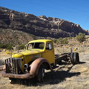 Old abandoned truck in desert landscape of Utah