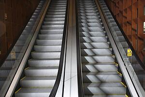 Ascending and descending escalators