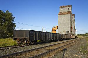 Grain elevator and railway, Valley City, North Dakota, USA 