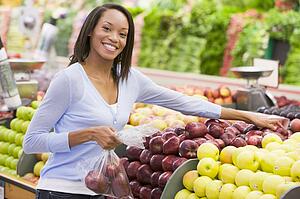 Woman shopping for apples at a grocery store