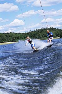 2 people waterskiing