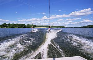 2 people water skiing