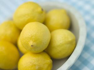 Plate of fresh lemons