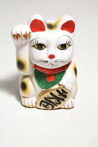 Japanese lucky cat figurine