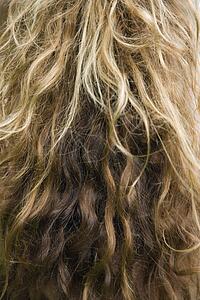 Close up of wavy dirty blond hair texture.