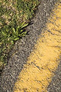 No parking yellow line