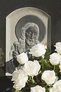 Headstone with bouquet of flowers