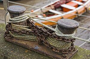 Rusty chains around bollard