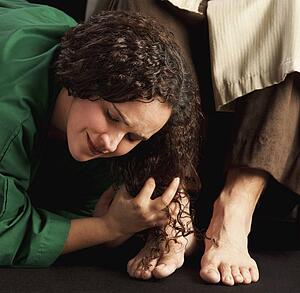 mary magdalene wiping jesus' feet