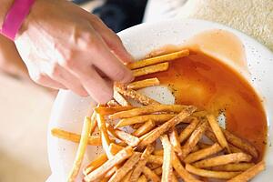 eating french fries with gravy
